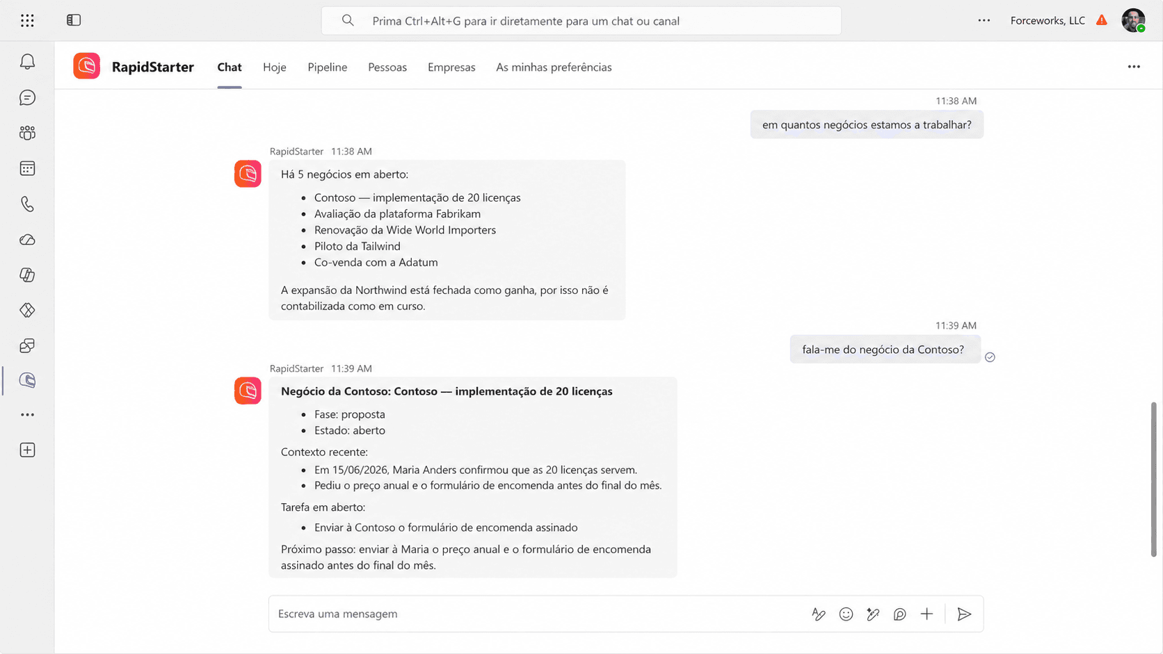 Chat do RapidStarter dentro do Microsoft Teams respondendo a perguntas sobre clientes e negócios.